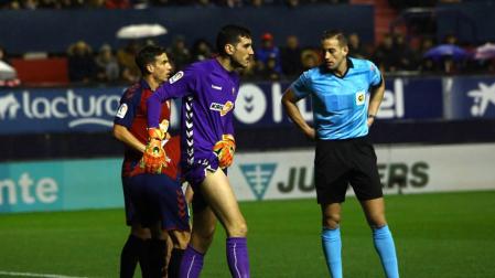 Sergio Herrera se lleva la mano al muslo derecho. Jugó lesionado desde el minuto 10, al tapar una internada de Enes Ünal.