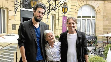 Oliver Laxe con los actores Benedicta Sánchez y Amador Arias.