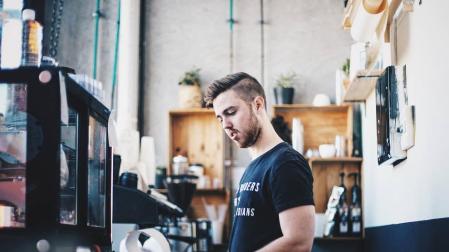 Los salarios subieron más de un 2% en 2019 por primera vez desde el inicio de la crisis