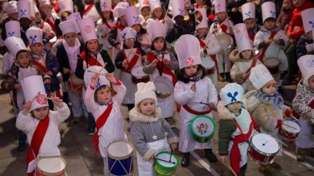Los txikis estrenan la tamborrada en Lakuntza