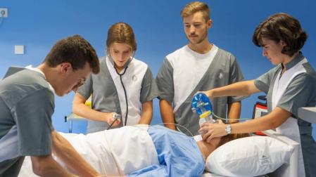 Los alumnos actuan ante un caso 'real' en el centro de simulación de Enfermería de la Universidad de Navarra.