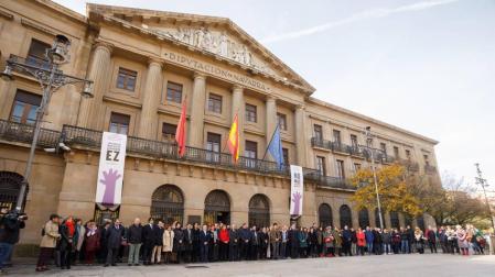 El Gobierno foral se concentran con motivo del día contra la violencia hacia las mujeres