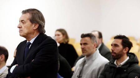El juicio por el denominado caso Osasuna ha comenzado este lunes pasadas las 9.30 horas. La Sección Segunda de la Audiencia de Navarra enjuicia a seis exdirectivos de Osasuna, tres exjugadores del Betis y dos agentes inmobiliarios acusados de delitos de apropiación indebida, societarios, falsedad en documento mercantil, falsificación de las cuentas anuales y corrupción deportiva (por el supuesto amaño de partidos).