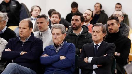 El juicio por el denominado caso Osasuna ha comenzado este lunes pasadas las 9.30 horas. La Sección Segunda de la Audiencia de Navarra enjuicia a seis exdirectivos de Osasuna, tres exjugadores del Betis y dos agentes inmobiliarios acusados de delitos de apropiación indebida, societarios, falsedad en documento mercantil, falsificación de las cuentas anuales y corrupción deportiva (por el supuesto amaño de partidos).