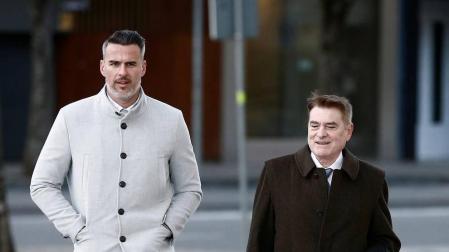 El juicio por el denominado caso Osasuna ha comenzado este lunes pasadas las 9.30 horas. La Sección Segunda de la Audiencia de Navarra enjuicia a seis exdirectivos de Osasuna, tres exjugadores del Betis y dos agentes inmobiliarios acusados de delitos de apropiación indebida, societarios, falsedad en documento mercantil, falsificación de las cuentas anuales y corrupción deportiva (por el supuesto amaño de partidos).