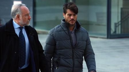 El juicio por el denominado caso Osasuna ha comenzado este lunes pasadas las 9.30 horas. La Sección Segunda de la Audiencia de Navarra enjuicia a seis exdirectivos de Osasuna, tres exjugadores del Betis y dos agentes inmobiliarios acusados de delitos de apropiación indebida, societarios, falsedad en documento mercantil, falsificación de las cuentas anuales y corrupción deportiva (por el supuesto amaño de partidos).