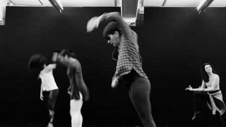 En primer plano, Marta Coronado durante un ensayo con un grupo de intérpretes del musical, en los estudios de Broadway.