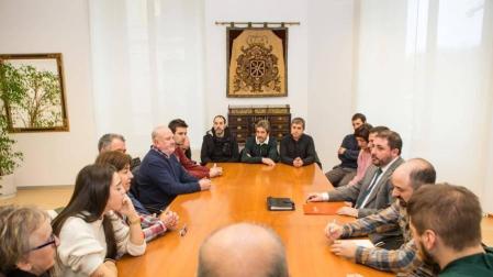 Unai Hualde ha recibido a familiares delos dos jóvenes fallecidos en la N-121-A, a la altura de Olagüe, que han asistido acompañados de alcaldes y representantes municipales de ayuntamientos de la zona.