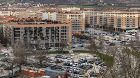 Los aparcamientos de los Corralillos, en primer plano, y del paseo de Anelier, al fondo, con numerosos huecos este lunes por la mañana.