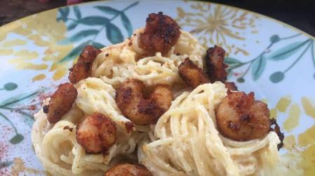 Espaguetis con salsa de mahonesa y gambas al pimentón