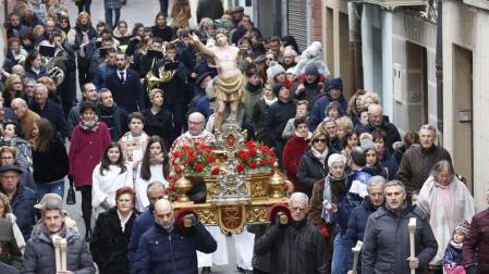 Cientos de sangüesinos siguieron la marcha procesional, desde el ayuntamiento hasta la iglesia de Santiago.