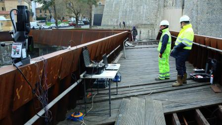 Sensores y 3 personas de peso medio para captar vibraciones en la pasarela de Labrit
