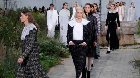 Un Chanel discreto y monacal en la alta costura de París