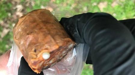 La Policía Municipal alerta de carne con alfileres en el Grupo San Pedro