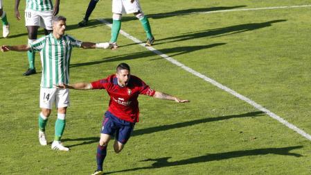 El Toro Acuña celebra el gol al Betis en el partido de la última jornada de la temporada 2013-14.