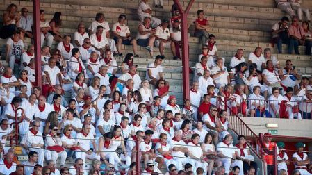 Público asistente a la Plaza de Toros de Pamplona durante la octava corrida de la Feria del Toro 2019 con la ganadería de Miura para los diestros Rafaelillo, Octavio Chacón y Juan Leal.