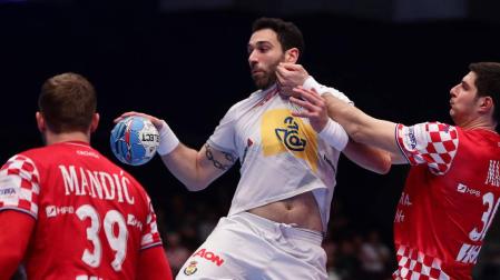 El navarro Iosu Goñi, frenado por la defensa croata.