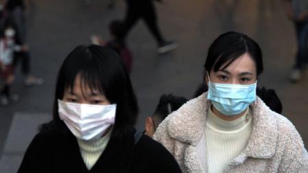 Dos mujeres se protegen con máscaras, en Taipei (Taiwan).
