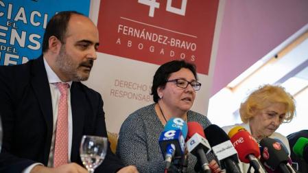 El abogado del Defensor del Paciente, Francisco Javier Fernández-Bravo; la madre de la paciente afectada y la presidenta de la Asociación Defensor del Paciente, Carmen Flores.