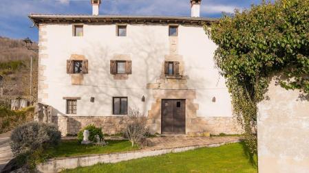 Descubre Sorguinetxe, casa palaciega del S.XVII a la venta en Larraona, un lugar idílico para disfrutar de la naturaleza