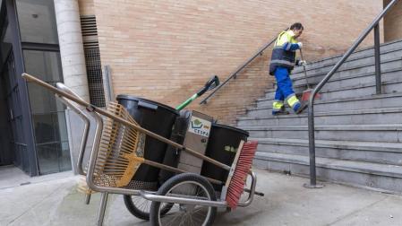 Anulan la exclusión de una oferta del concurso de limpieza en la Ribera