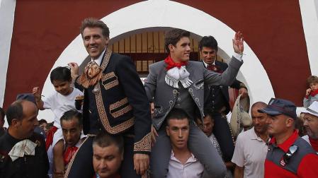 Pablo Hermoso de Mendoza sale de la plaza con su hijo Guillermo tras la corrida de rejones de fiestas 2019.