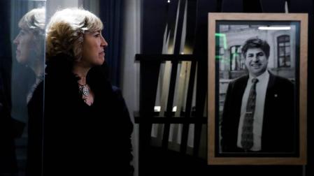 La presidenta de la Fundación Gregorio Ordóñez, Ana Iríbar, viuda del expresidente del PP de Gipuzkoa, ha presentado este jueves la exposición "Gregorio Ordóñez. La vida posible".