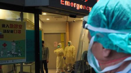Personal sanitario en el Hospital de Taipei, protegido ante la presencia del coronavirus.