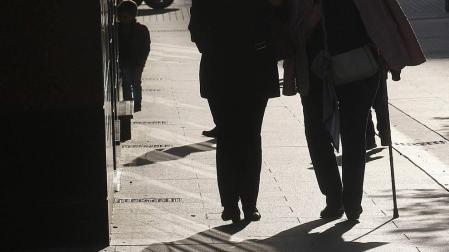 Los ancianos en residencias tienen un 55% más riesgo de morir que atendidos en casa