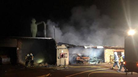 Un incendio causa importantes daños en una serrería de Cortes