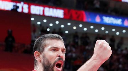 El pívot español Marc Gasol celebra la consecución de una canasta ante Australia durante el partido de la primera semifinal del Mundial de Baloncesto de China 2019
