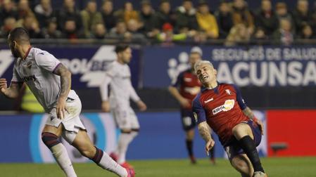 Momento en el que el Chimy Ávila se lesiona la rodilla en el partido Osasuna-Levante.