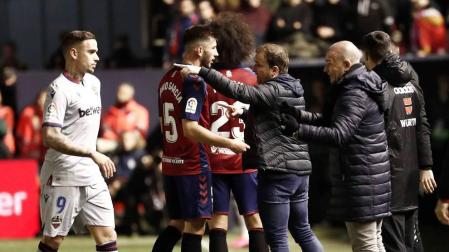 El técnico de Osasuna, Jagoba Arrasate, da instrucciones en el partido contra el Levante.