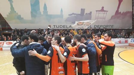 El equipo ribero celebra la victoria en casa al acabar el partido