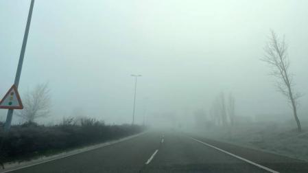 Niebla este domingo por la mañana en la carretera de entrada a Pamplona por Noáin.