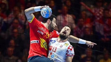 La selección española de balonmano hizo historia al revalidar el Campeonato de Europa tras imponerse este domingo por 22-20 a Croacia en la final del Europeo, lo que permitió a los 'Hispanos' convertirse en un equipo de leyenda.