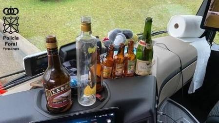 Botellas de bebida que la Policía Foral encontró en la cabina del camión
