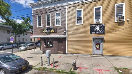 Salvan del desahucio al bar más antiguo de Nueva York
