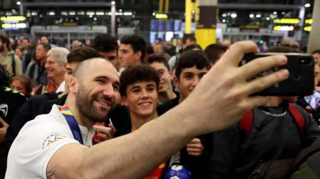 Los componentes de la selección, que este domingo se proclamó campeona de Europa, aterrizaron este lunes en Madrid a última hora de la tarde.