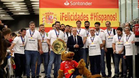 Los 'Hispanos', recibidos como héroes a su llegada a España