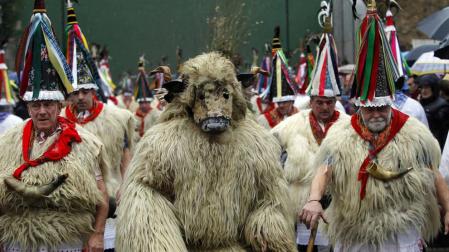 Magia y color en las calles de Ituren en el comienzo de los carnavales en Navarra