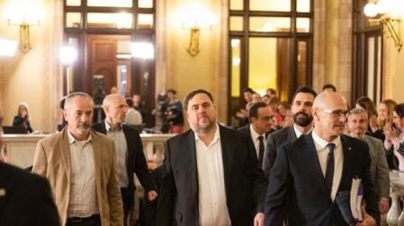 Los exconsellers presos llegan al Parlament entre aplausos y gritos de libertad