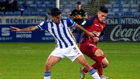 Quiles y Roncaglia pelean por el balón en el partido Recreativo-Osasuna de Copa del Rey.