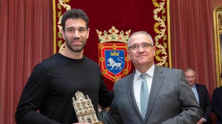 Recepción en el Ayuntamiento al campeón de Europa de balonmano Iosu Goñi