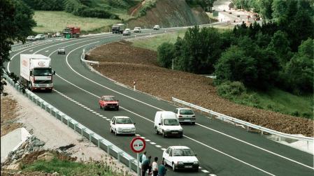 Dos muertos y tres heridos en una colisión múltiple en la N-121-A en Olagüe