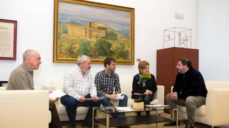 Miembros del Foro Social Permanente acuden al Parlamento de Navarra