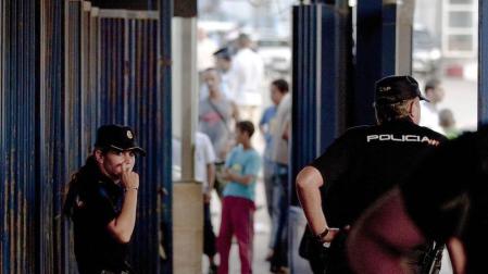 Policías controlando el puesto fronterizo de Melilla