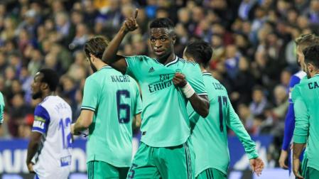 Vinicius celebra uno de los goles del Real Madrid al Zaragoza.