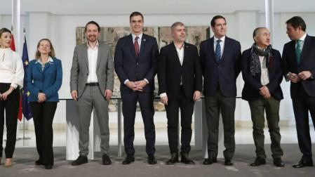 Firmado el acuerdo para subir el salario mínimo a 950 euros en 2020