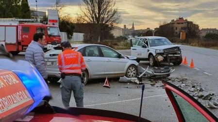 Dos heridos en una colisión frontolateral entre dos coches en Olite